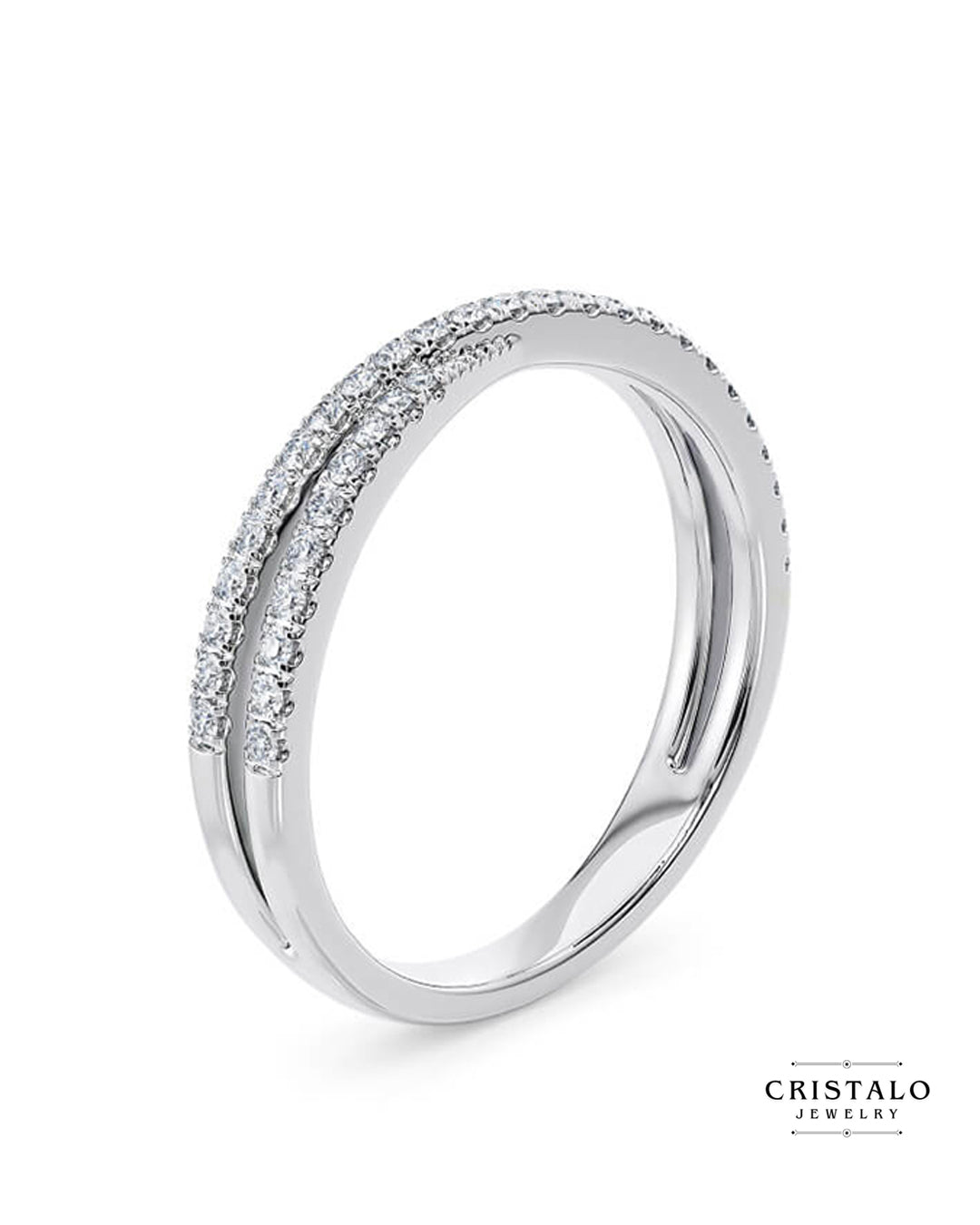 A timeless 18k white gold ring, with a classic claw set and a brilliant diamond-paved band.