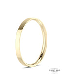 A timeless 18k yellow gold Flat Court wedding band, combining a clean design with ultimate comfort for a perfect fit.