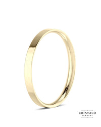 A timeless 18k yellow gold Flat Court wedding band, combining a clean design with ultimate comfort for a perfect fit.