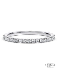 A brilliant 18k white gold diamond ring, radiating elegance with a classic claw setting and Castle-set diamonds.