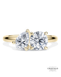 The Toi et Moi bracelet in 18k yellow gold. This piece features a pear and a round lab-grown diamond, with a total carat weight of approx. 2.00ct.